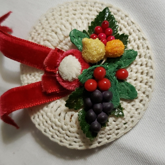 Vintage Crochet Hat Brooch - Picture 2 of 3